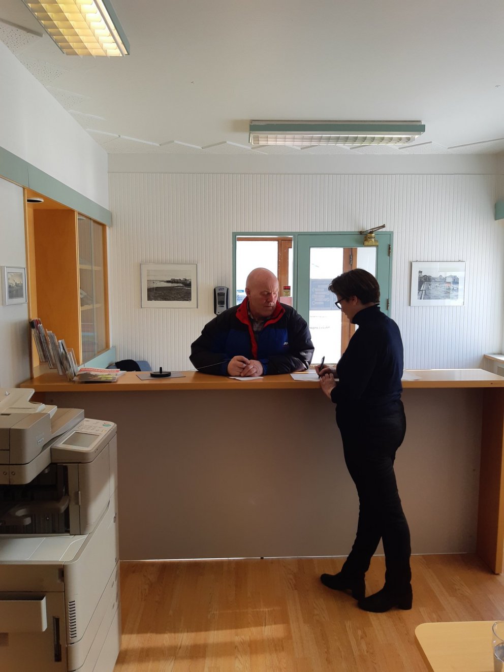 Fyrsti viðskiptamaður við afgreiðsluborðið