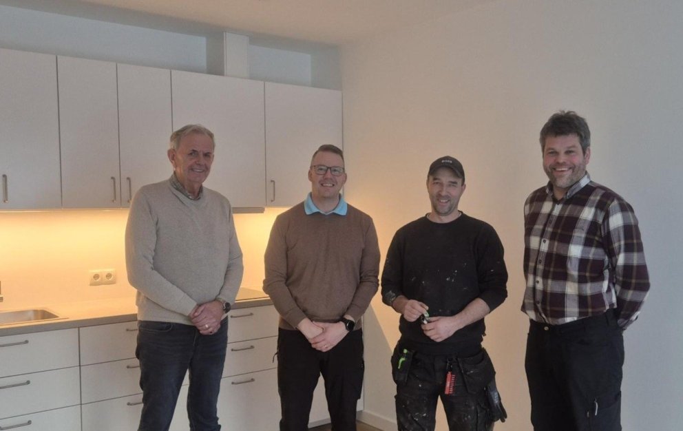 Frá afhendingu íbúða við Miðholt, fv. Björn S. Lárusson sveitarstjóri, Einar Georgsson framkvæmdastj…