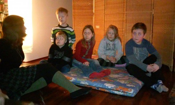 1.-2.bekkur hlustar af athygli á Líneyju