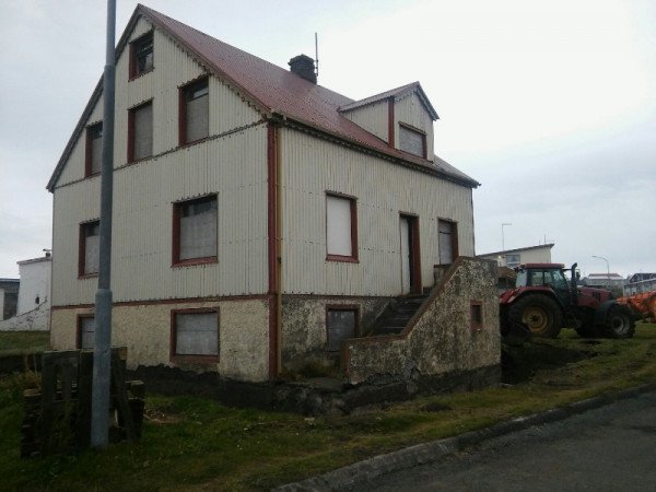 Endurbætur hafnar á Sandi