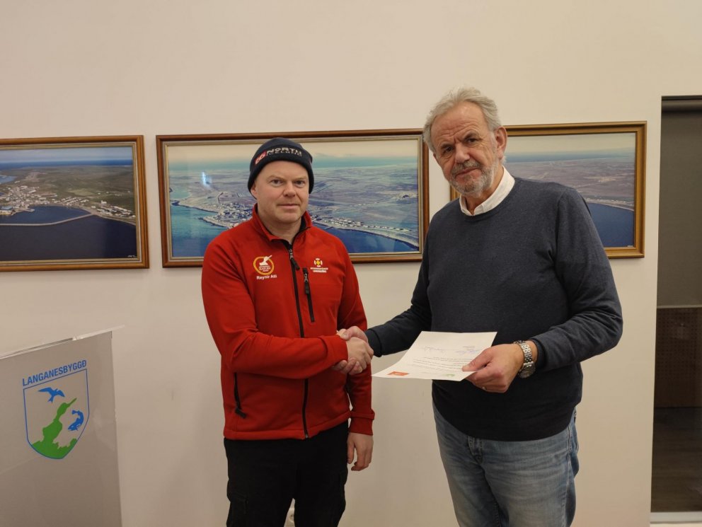 Reynir Atli Jónsson varaformaður bjsv. Hafliða og Björns S. Lárusson sveitarstjóri handsala samningi…