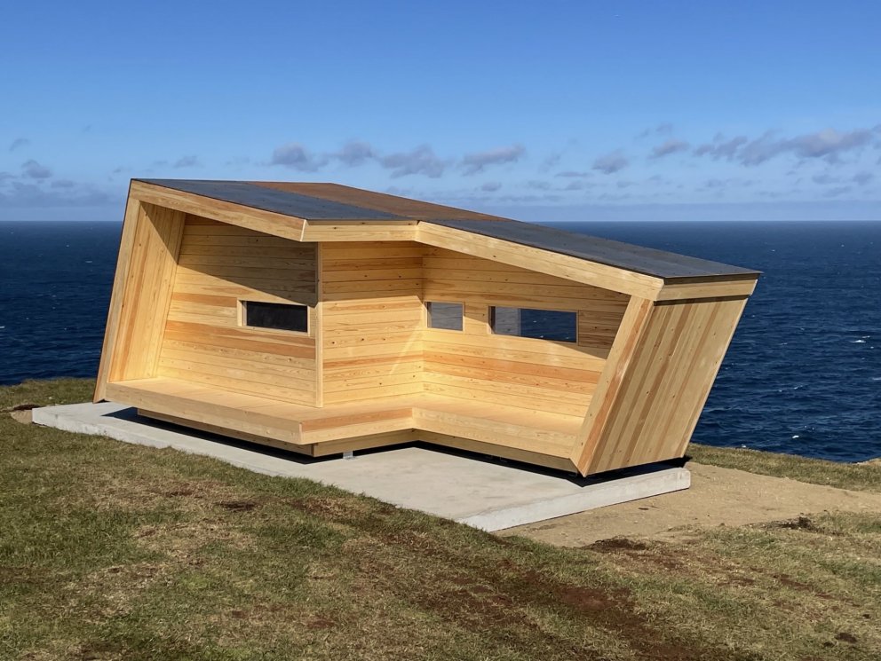 Fuglaskoðunarskýlið komið niður á malarpúða