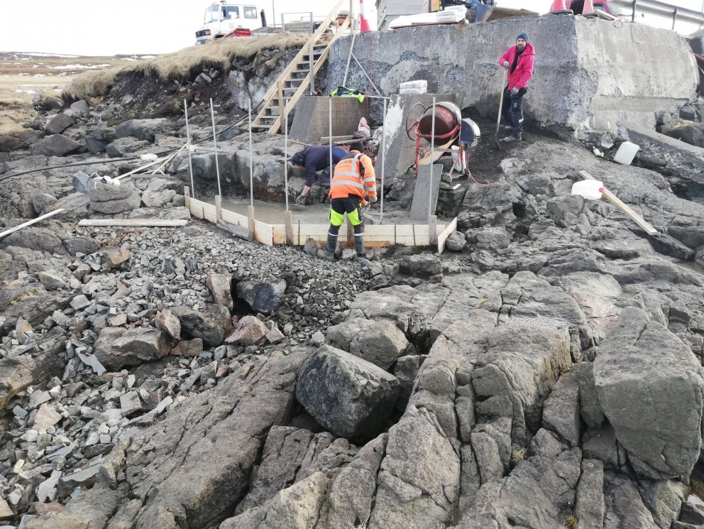 Fyrsta steypa við útsýnispall á Bakkafirði