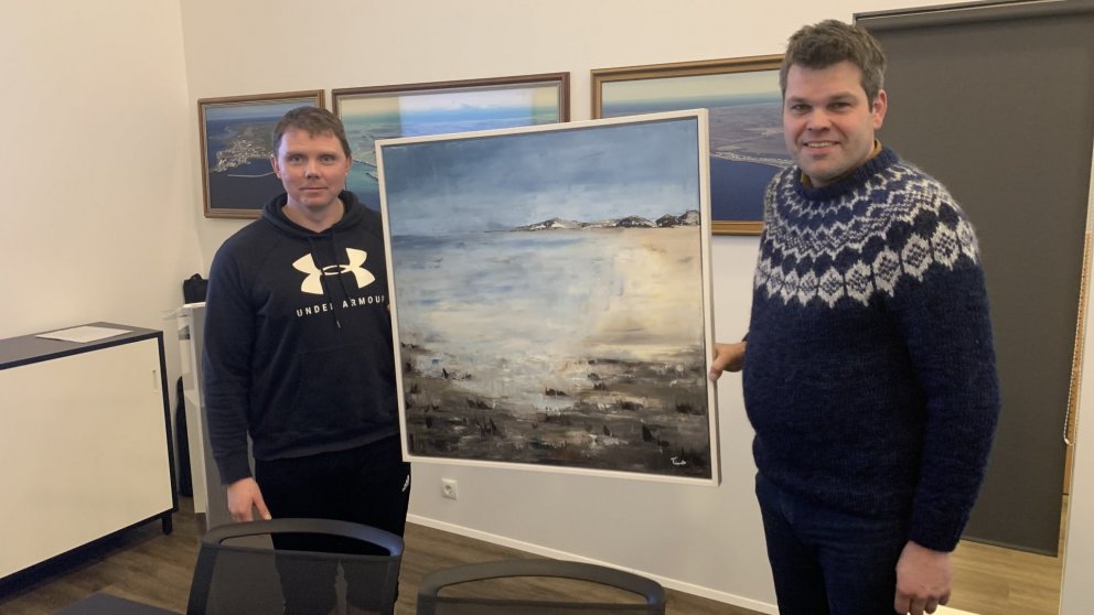 Á myndinn tekur Þorsteinn Ægir Egilsson oddviti Langanesbyggðar við gjöfinni úr hendi Sigurðar Þórs …