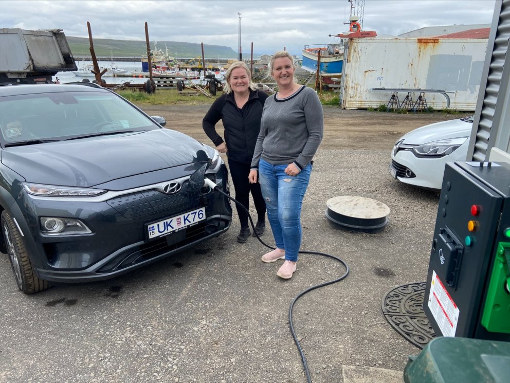 Á myndinni má sjá Hildi og Karen setja í samband við N1 skálann.