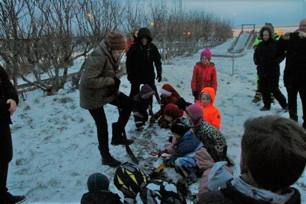 Edda og leikskólabörnin tóku fyrstu skóflustunguna að nýjum leikskóla