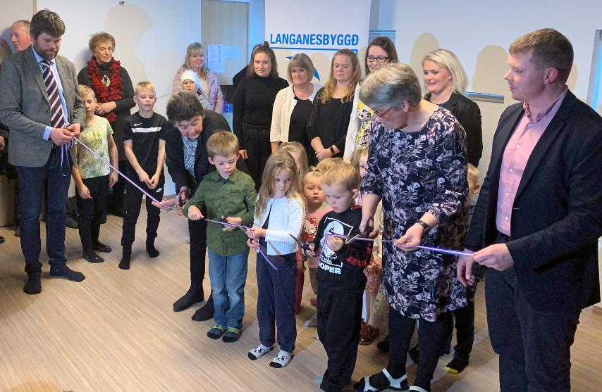 Edda Jóhannsdóttir t.v. og Sigríður Jónsdóttir ásamt þremur börnum úr leikskólanum klippa á borða og…