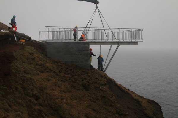 Útsýnispallurinn við Stóra Karl kominn upp