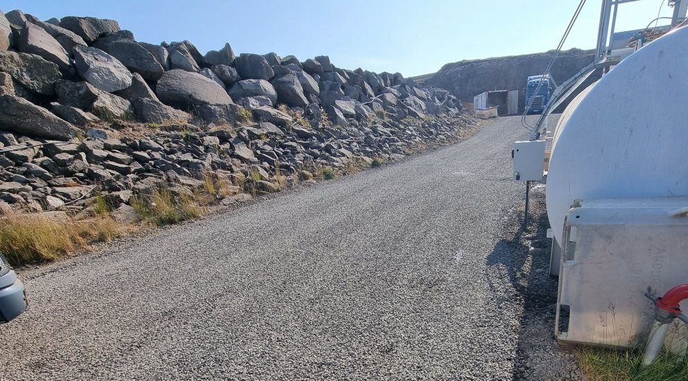 Bundið slitlag á hafnargarðinn á Bakkafirði