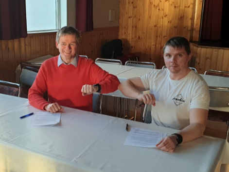 Þorsteinn Ægir Egilsson oddviti (t.h.) og Jónas Egilsson nýráðinn sveitarstjóri takast í hendur að