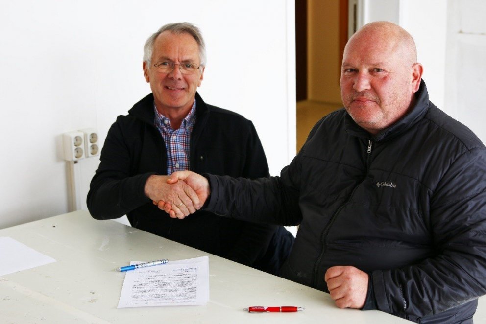 Ólafur Áki Ragnarsson og Þorkell Gíslason undirrita samninga